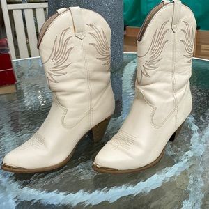Dingo Cream Color Leather Boots